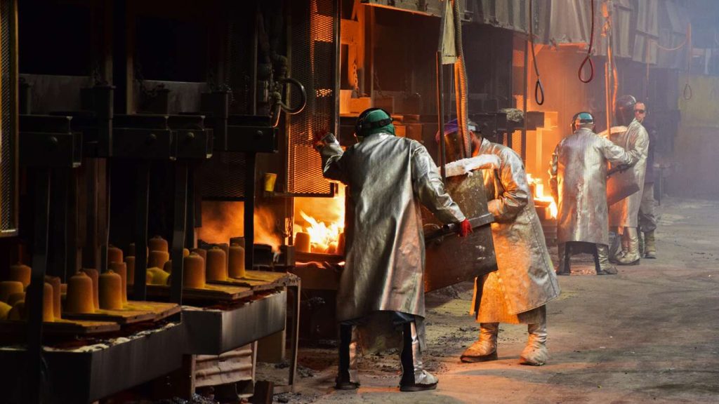 Pouring: pouring shell molds