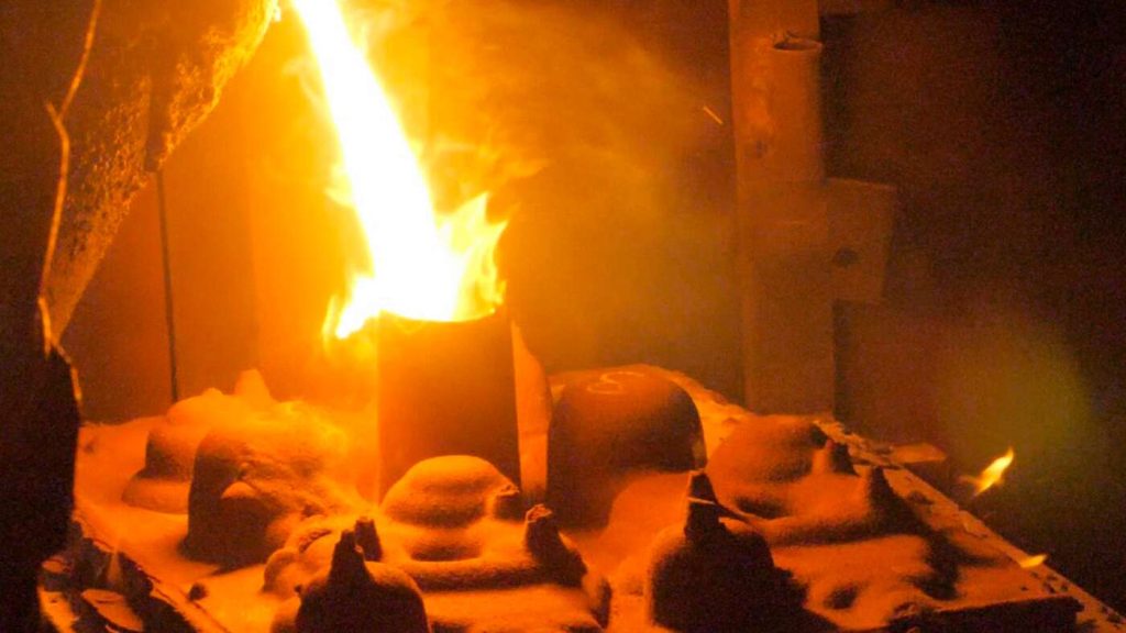 Pouring: pouring shell mold