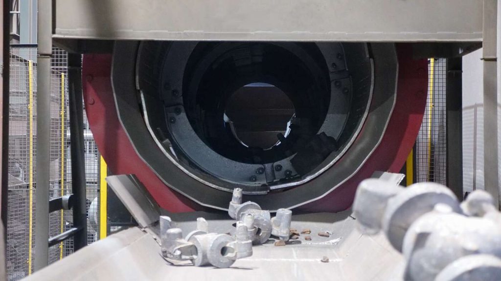 Finishing: excess sand removal prior to finishing