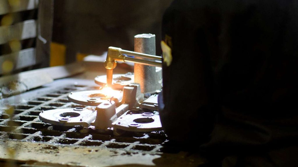 Finishing: gate removal with torch