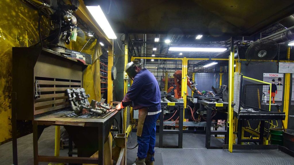 Finishing: operator working with robotic grinding cell